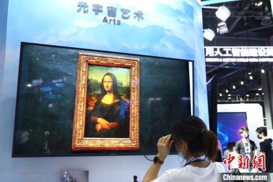 10图为一名女子正在观看“元宇宙艺术”里的艺术作品。　刘占昆 摄