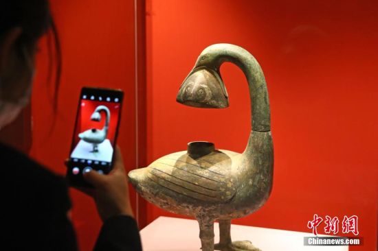 1 图为一名观众正在用手机拍摄南昌西汉海昏侯墓出土的雁鱼青铜灯。 刘占昆 摄