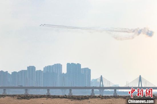 图为特技飞机编队在赣江南昌主城区段的上空进行拉烟编队飞行表演。　刘力鑫 摄