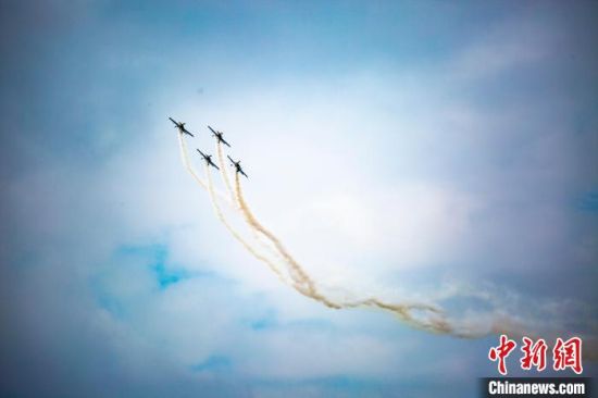 圖為特技飛機編隊在藍天白云之下進行拉煙編隊飛行表演�！●R剛 攝