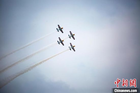 圖為特技飛機編隊在南昌主城區的上空進行拉煙編隊飛行表演�！●R剛 攝