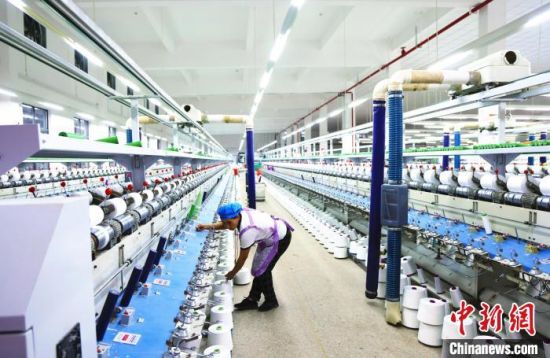 圖為玉山高新區一紡織企業生產車間，工人正在生產線上忙碌�！埡颓� 攝
