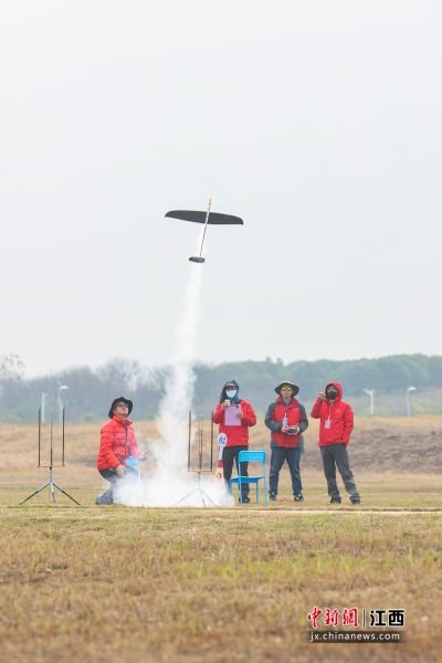 圖為火箭助推遙控滑翔機（S8D）比賽現場。劉力鑫 攝