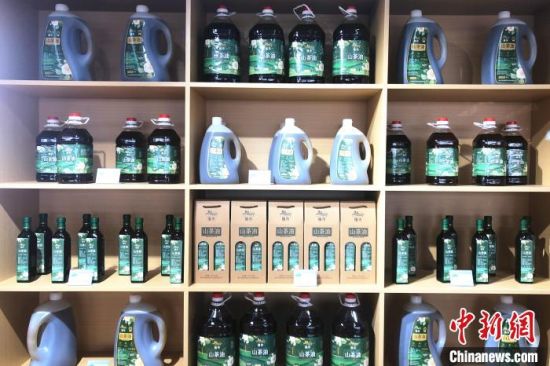 圖為首屆江西油茶文化節現場，展出的油茶產品�！蛆i泉 攝