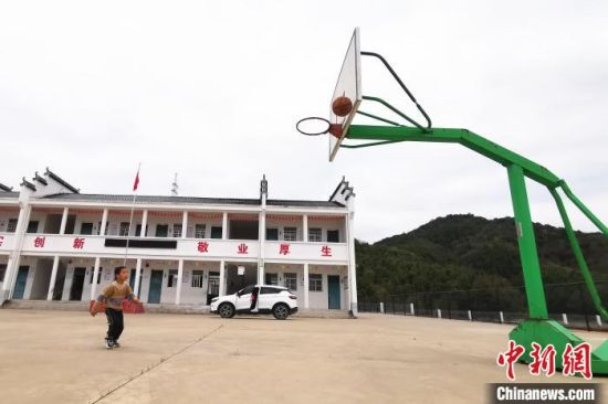 圖為梅湖村的一名孩子在打籃球�！≠嚰覚� 攝