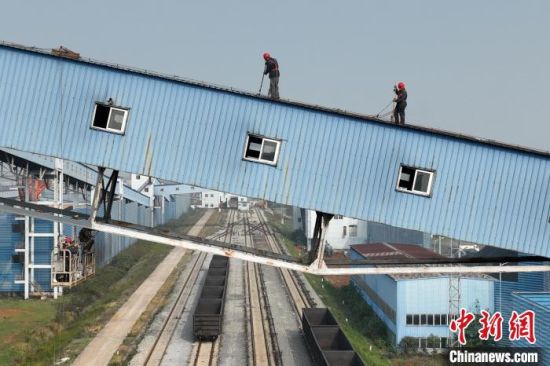 1 圖為航拍江西省煤炭儲備中心鐵路專用線，工人正在開展作業�！『鷩帧z