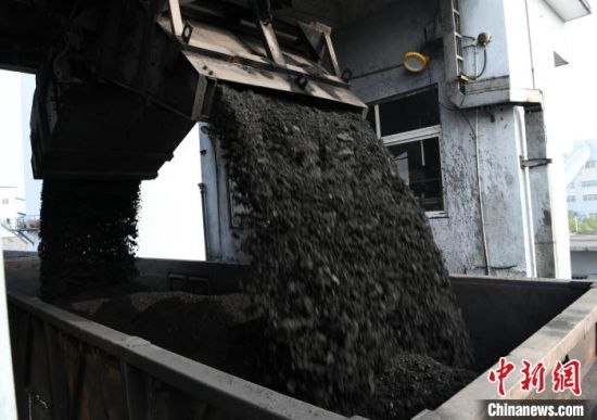 2 圖為江西省煤炭儲備中心內，一列貨車正在裝載電煤�！『鷩� 攝