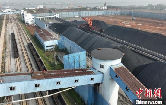 5 圖為航拍江西省煤炭儲備中心鐵路專用線，工人正在開展作業搶裝電煤�！『鷩� 攝