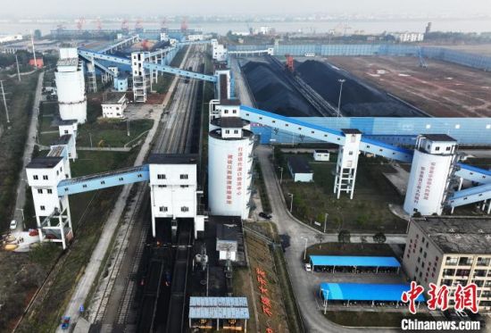 6 圖為航拍江西省煤炭儲備中心鐵路專用線，工人正在開展作業搶裝電煤�！『鷩� 攝