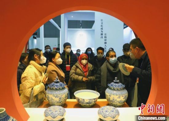 19日，多國嘉賓在景德鎮陶博城等地參觀中國陶瓷精品�！⊥跣蘧� 攝