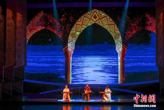 12月19日晚，第五屆“阿拉伯藝術節”開幕式專場演出在江西省景德鎮市精彩上演。本次演出通過舞蹈、聲樂、器樂的演繹，讓中阿雙方豐富絢爛的藝術資源同臺交流、碰撞、融合，中阿兩國的藝術家同臺攜手舞動經典、歡歌未來，讓古老的瓷都景德鎮化身世界人民共享藝術之美的大舞臺，并以此迎接第五屆“阿拉伯藝術節”的盛大開幕。圖為器樂演奏《阿拉伯隨想曲》節目。 劉力鑫 攝