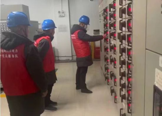 乐平供电中心党员服务队在金龙化工检查用电设备的运行情况