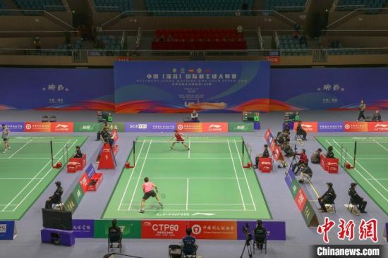 图为中国(瑞昌)国际羽毛球大师赛首日比赛现场。　刘力鑫 摄
