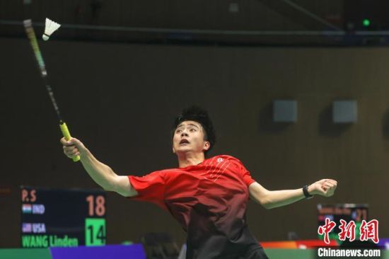 3图为中国(瑞昌)国际羽毛球大师赛首日比赛现场，一位男子单打选手挥拍接球。　刘力鑫 摄