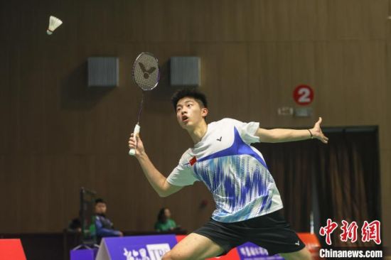 4图为中国(瑞昌)国际羽毛球大师赛首日比赛现场，一位男子单打选手跳起准备接球。　刘力鑫 摄