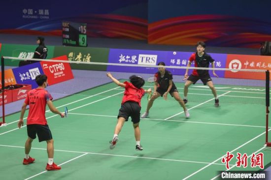 5图为中国(瑞昌)国际羽毛球大师赛首日比赛现场，一场混合双打比赛激烈进行中。　刘力鑫 摄