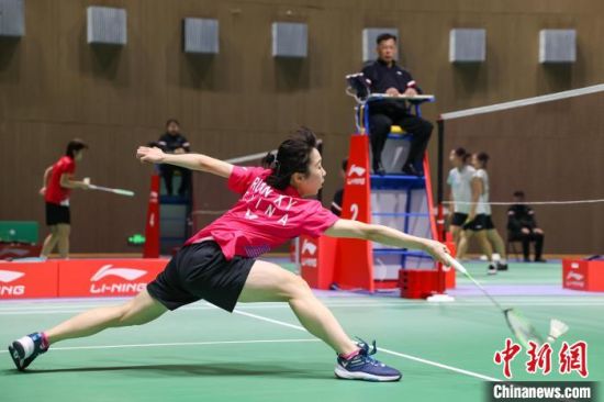 6图为中国(瑞昌)国际羽毛球大师赛首日比赛现场，一位女选手在比赛中奋力接球。　刘力鑫 摄