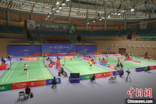 7图为中国(瑞昌)国际羽毛球大师赛首日比赛现场。　刘力鑫 摄