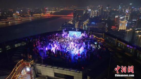 8月18日晚，一场特别的音乐会在江西省南昌市红谷滩区商联中心顶楼的“存梦云端”平台激情上演。