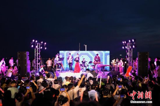 图为江西南昌本土乐队“光明幻想乐队”正在表演。熊锦阳 摄