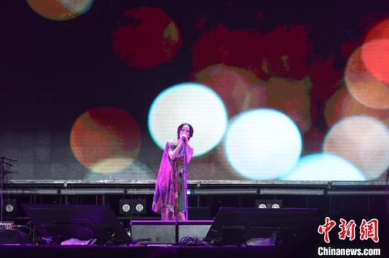 图为中国台湾女歌手杨乃文登台献唱。刘力鑫 摄