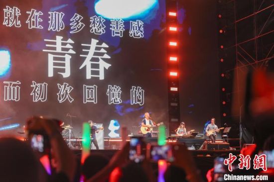 图为中国台湾男歌手罗大佑登台献唱歌曲《光阴的故事》。刘力鑫 摄