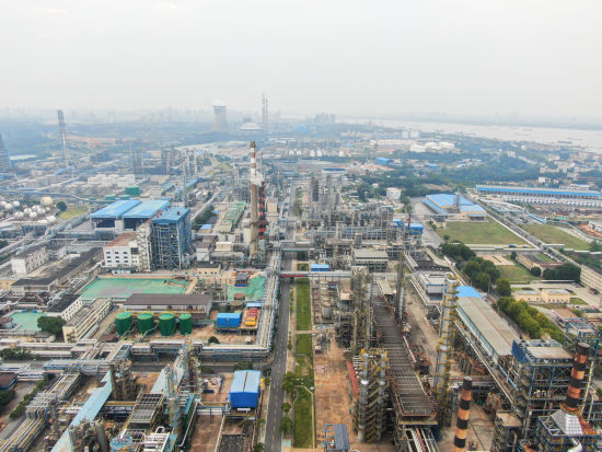 图为航拍长江之滨的中国石化九江分公司，各类装置林立，规模宏大。刘力鑫 摄