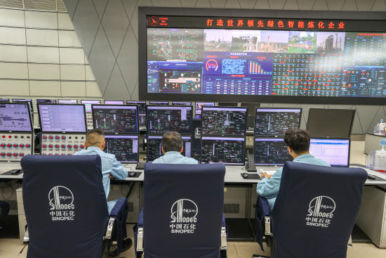 图为中国石化九江分公司生产管控中心内，工作人员在认真盯表。刘力鑫 摄