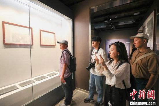 图为两岸媒体人在杨万里纪念馆内参观。刘力鑫 摄