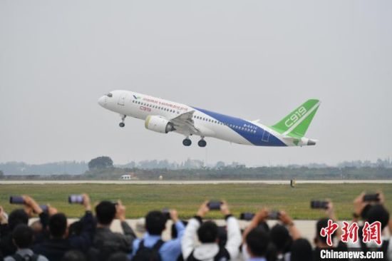 10月27日，2023中國航空產業大會暨南昌飛行大會在南昌瑤湖機場開幕，C919國產大飛機進行動態展示，吸引大量觀眾觀賞。王祺 攝
