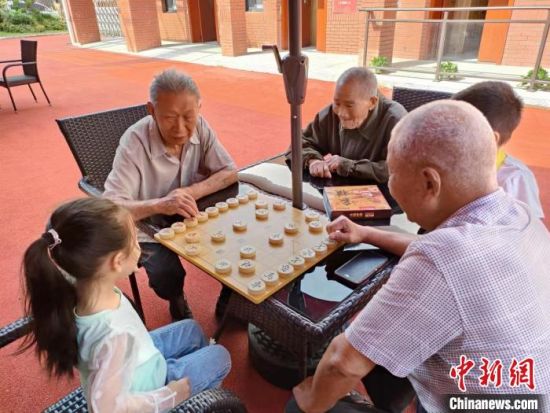 圖為安義縣龍津鎮嵌入式養老院內老人正在下象棋。(資料圖) 龍津鎮供圖