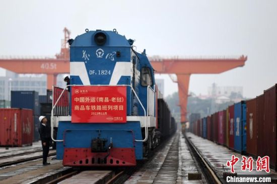 11月8日，一列滿載江鈴中巴車的貨物列車從南昌國際陸港發出，將經由懷化北站中轉開往老撾。胡國林 攝