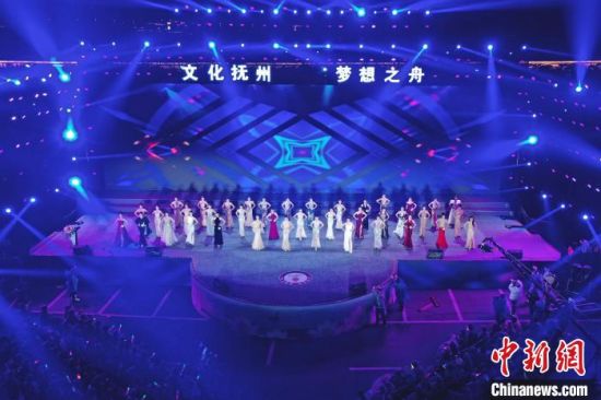 11月11日晚，2023世界旅游小姐中國區總決賽在江西撫州舉行，參賽選手進行晚禮服展示。劉占昆 攝