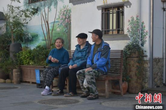 8 圖為上饒市婺源縣秋口鎮王村石門自然村的游客正在聊天休息。巫發陽 攝