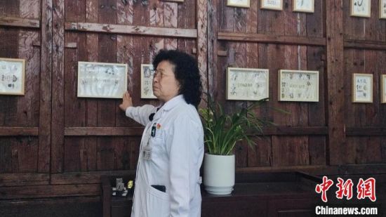 圖為北京世紀壇醫院神經與精神病科副主任醫師屈曉霞正在介紹國醫堂的中成藥。巫發陽 攝