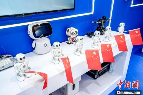 图为移博会展会现场的机器人。鹰潭市委宣传部供图