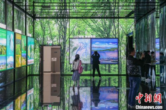 图为市民游客在南昌市规划展示中心内参观。刘力鑫 摄