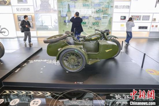 图为南昌市规划展示中心内展出的南昌制造的新中国第一辆边三轮摩托车“长江750”。刘力鑫 摄
