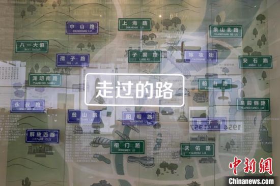 图为南昌市规划展示中心展出的众多南昌城市路名牌。刘力鑫 摄