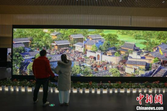 图为市民游客在南昌市规划展示中心内观看多媒体大屏幕。刘力鑫 摄