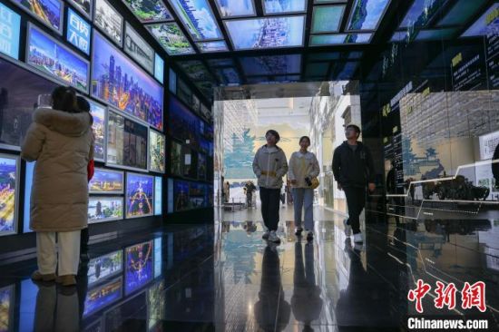 3 图为市民游客在南昌市规划展示中心内参观。刘力鑫 摄