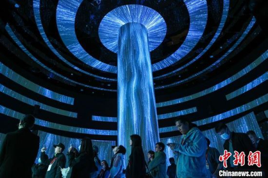 图为市民游客在南昌市规划展示中心的未来厅“穿越时空”领略未来城市的模样。刘力鑫 摄