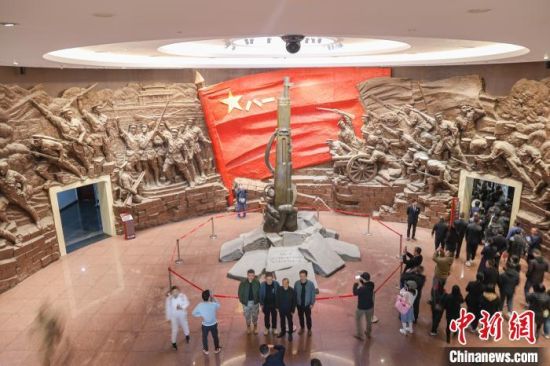 图为不少游客在南昌八一起义纪念馆内参观。刘力鑫 摄
