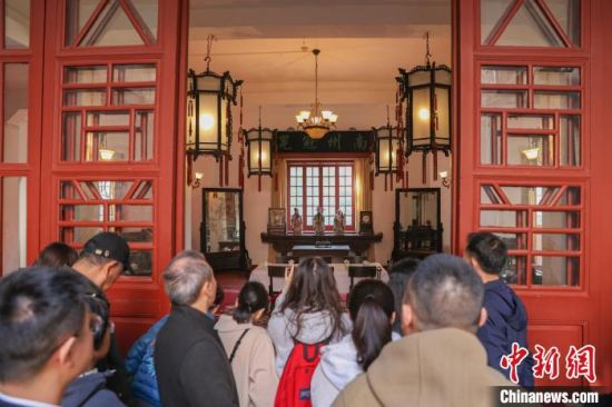 图为南昌八一起义纪念馆内的南昌起义总指挥部旧址吸引众多游客参观。刘力鑫 摄