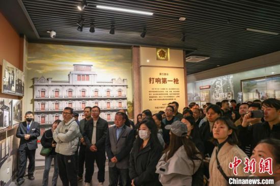 图为众多游客在南昌八一起义纪念馆内参观。刘力鑫 摄