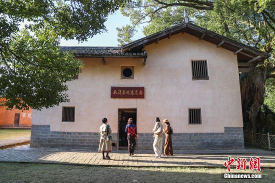 图为游客走进叶坪革命旧址群的毛泽东同志旧居参观。刘力鑫 摄
