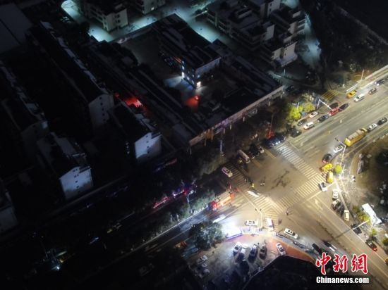 1月24日，江西省新余市渝水区一临街店铺发生火灾。目前，火灾现场救援已经结束，事故已造成39人遇难、9人受伤。图为1月24日晚上拍摄的火灾事故救援现场航拍画面。(无人机照片)