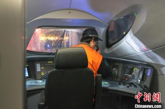 图为机械师在动车组列车驾驶室内检查设备运行状况。刘力鑫 摄