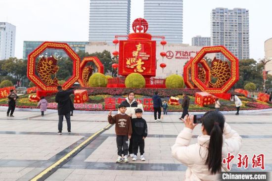图为江西南昌八一广场，龙年春节主题装饰吸引民众拍照“打卡”。刘力鑫 摄