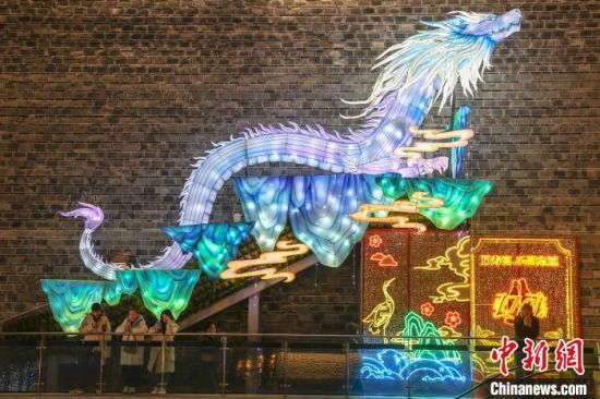 图为江西南昌万寿宫历史文化街区一面墙上的大型龙造型主题灯饰。刘力鑫 摄